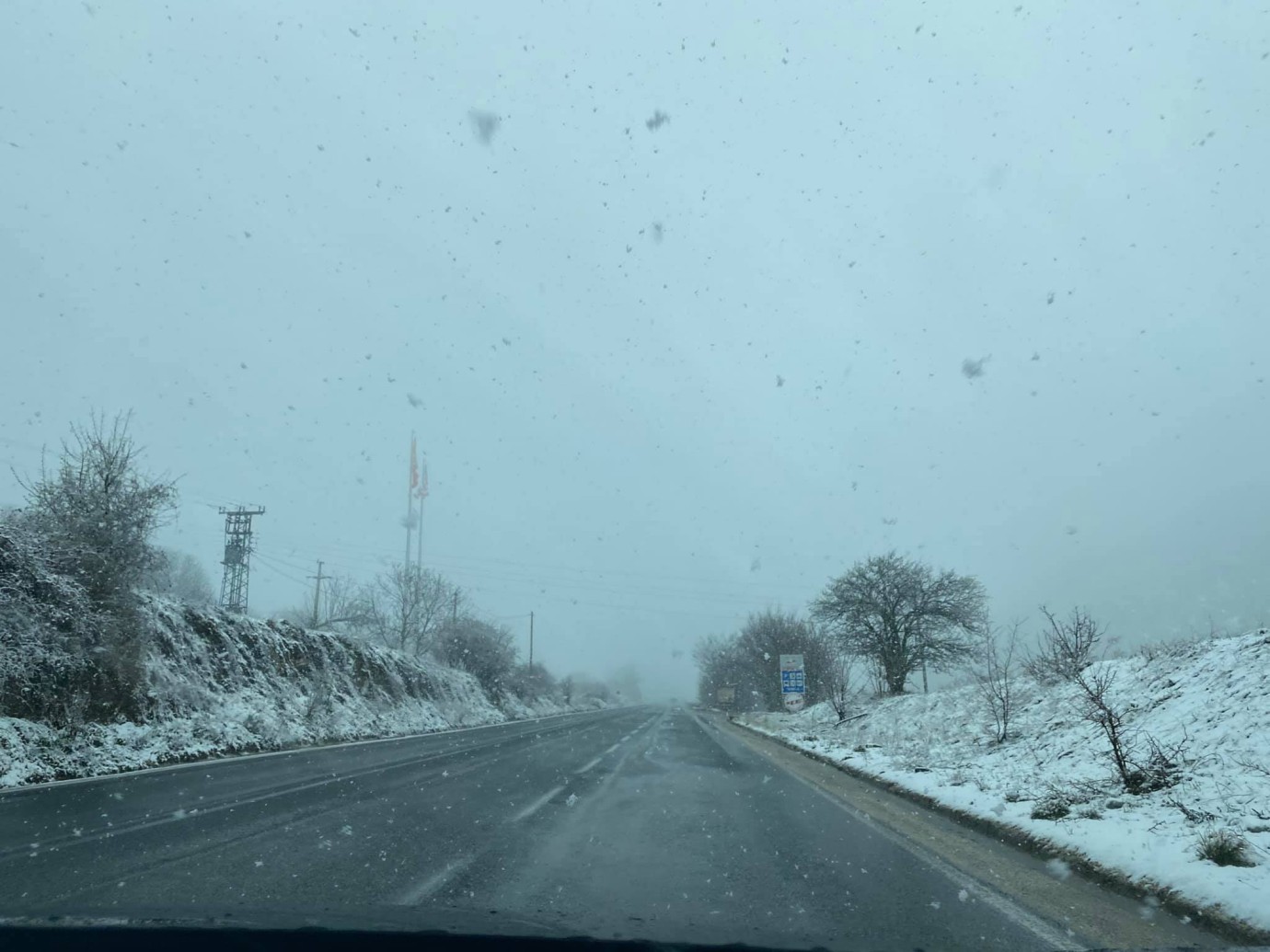 Makedonya’nın birçok bölgesinde kar yağışı nedeniyle ağır tonajlı araçlar için trafik yasağı getirildi