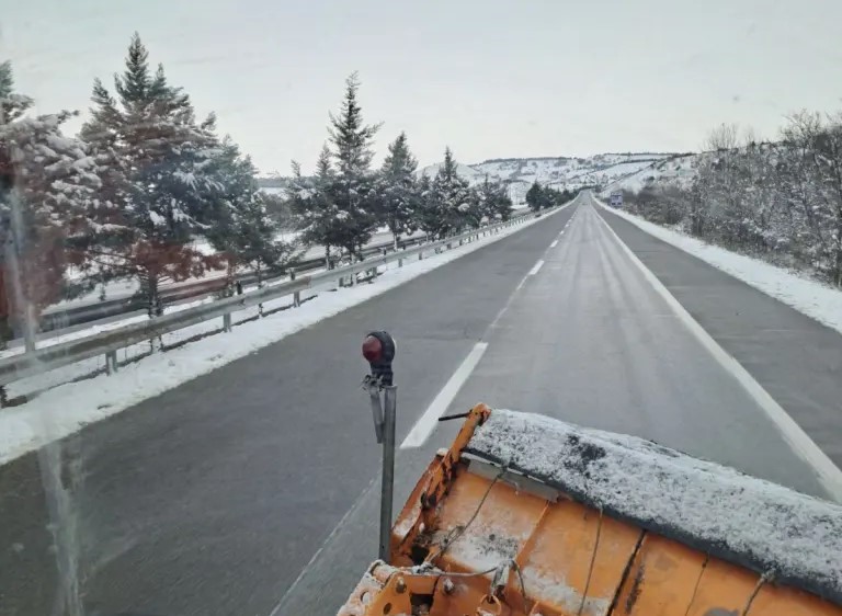 “Yollardaki karlar ekipler tarafından sürekli olarak temizleniyor”