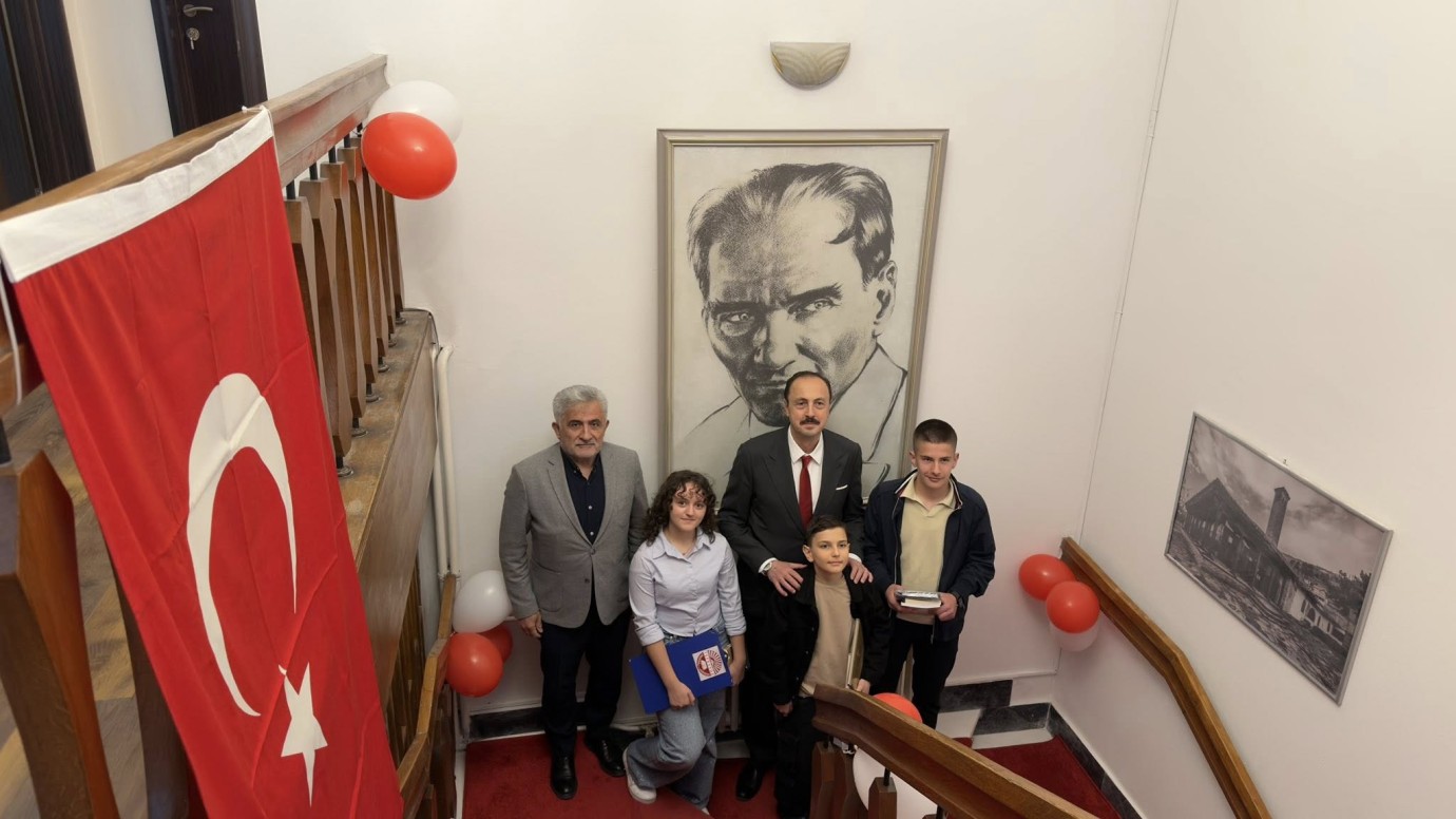 Tefeyyüz İlkokulu Öğrencileri 23 Nisan'da Büyükelçi Ulusoy'u Ziyaret Etti