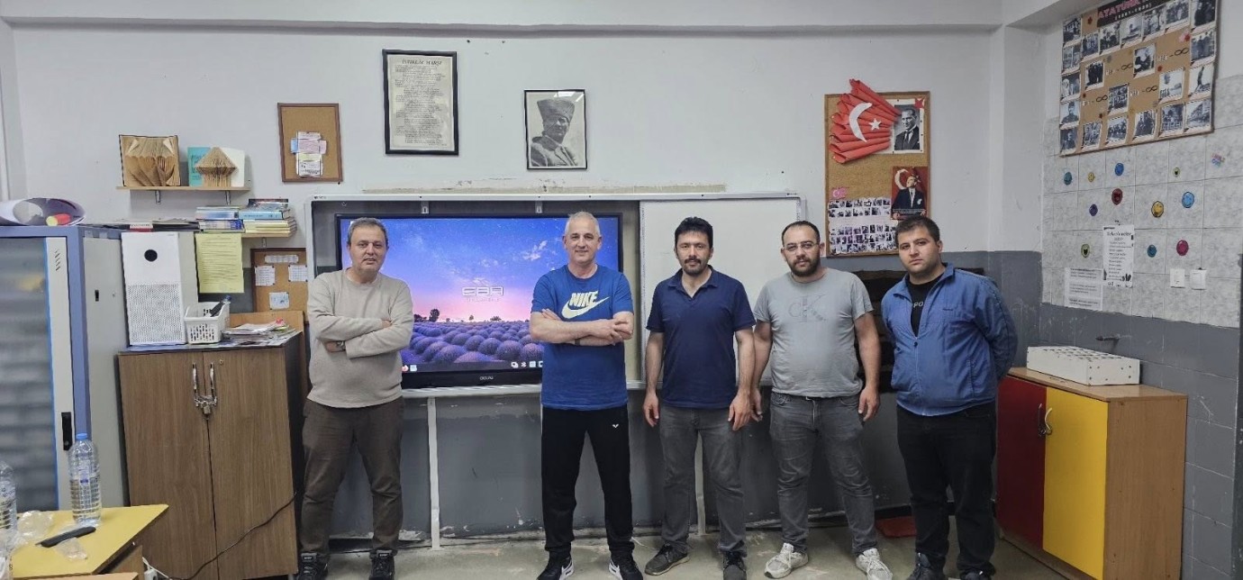 T.C. Üsküp Eğitim Müşavirliği, Tefeyyüz İlkokulu'na Akıllı Tahta Hediye Etti