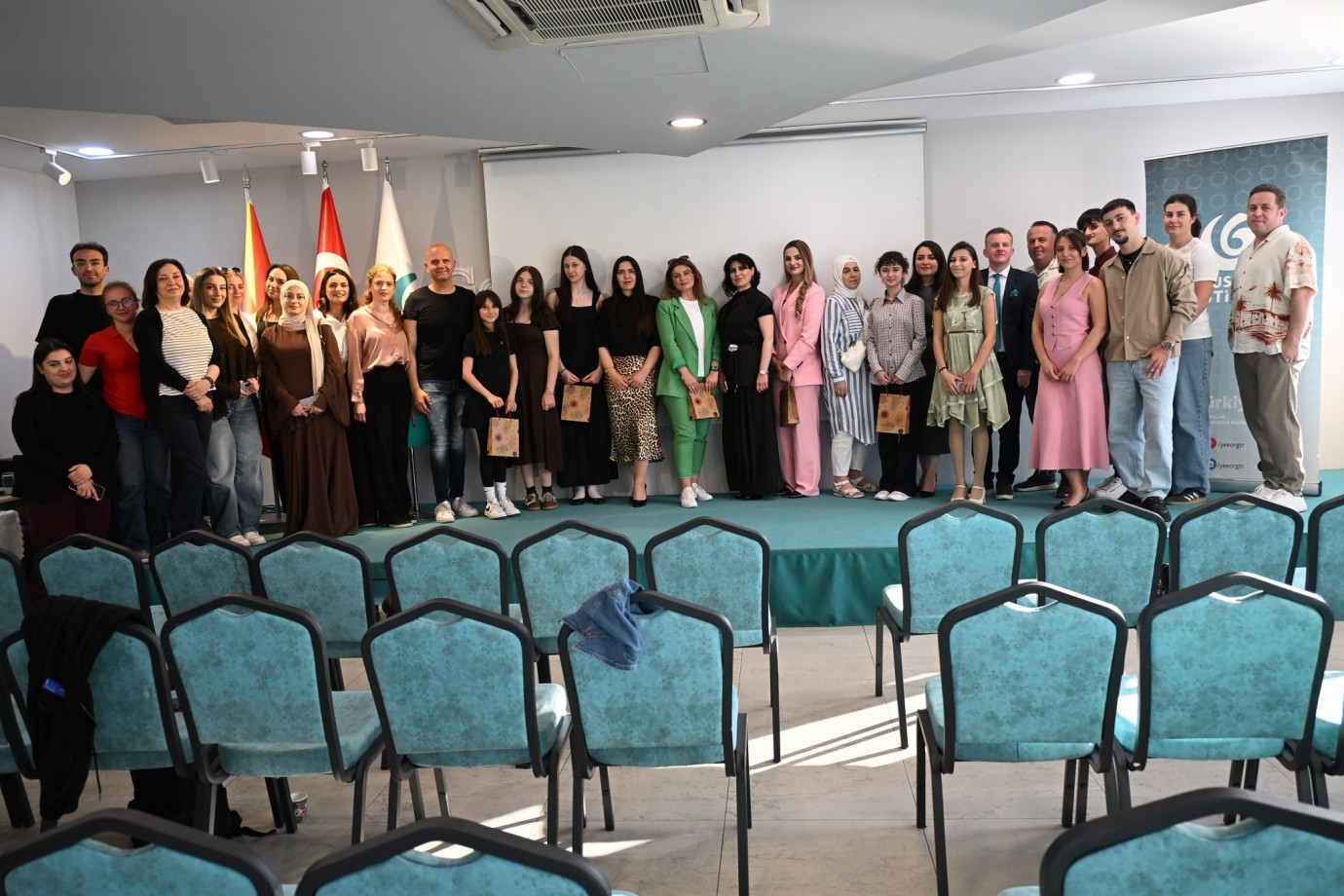Üsküp Yunus Emre Enstitüsü'nde Kursiyerlere Karaoke Gecesi Düzenlendi