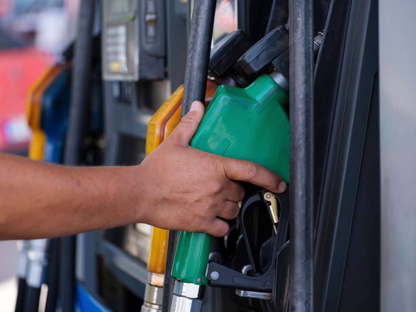 Akaryakıt Fiyatları Güncellendi: Benzine Zam, Motorine İndirim