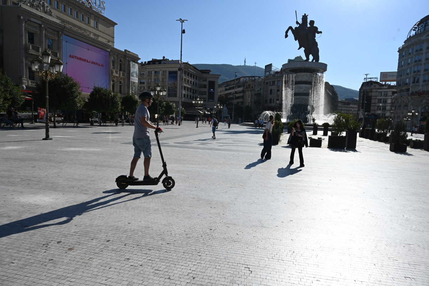 Hızlı ve Dikkatsiz Elektrikli Scooter Kullanımı Yayaları Korkutuyor