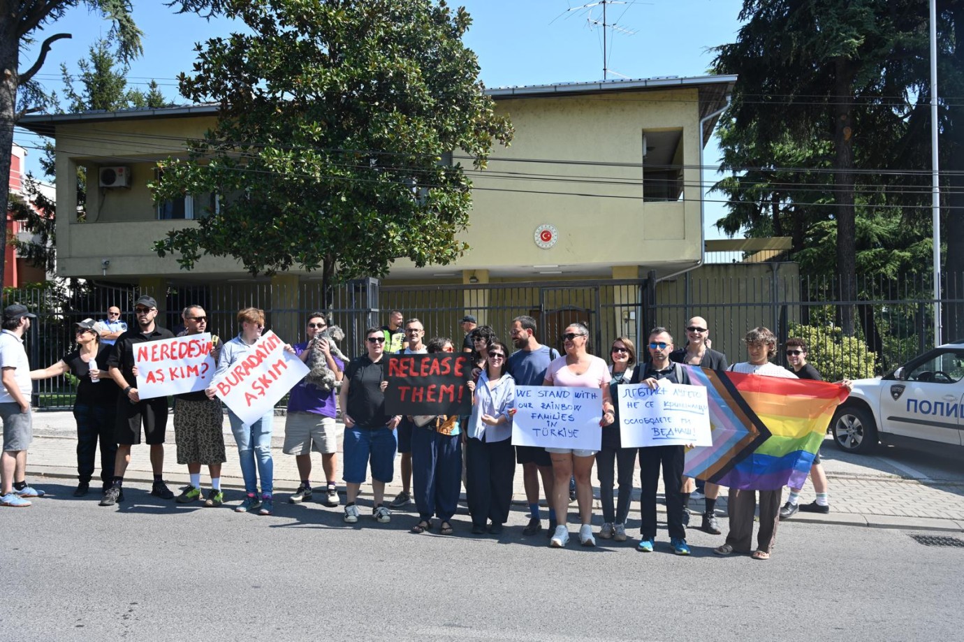 LGBTİ+ Üyeleri T.C. Üsküp Büyükelçiliği Önünde Protesto Düzenledi