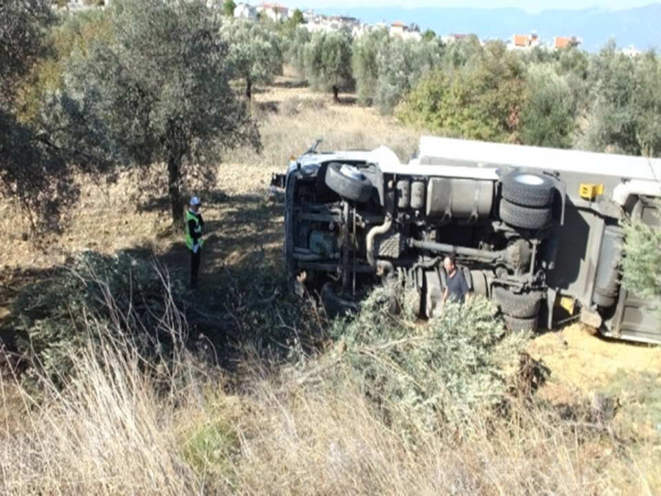 Makedonya Plakalı Tır Balıkesir’de Devrildi