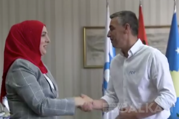 Kosova Siyaseti Başörtülü Kadın Siyasilere Alışıyor