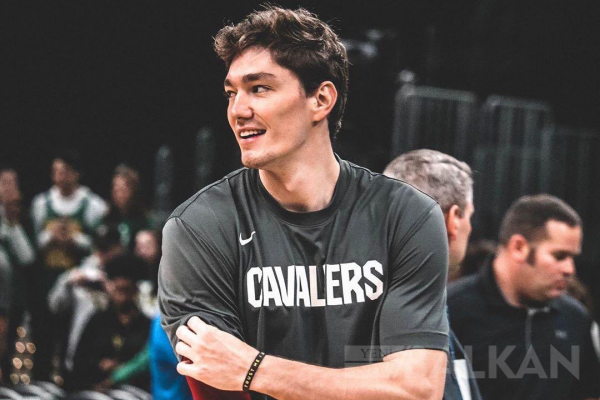 Cedi Osman’dan ‘evde kalanlara’ forma hediyesi