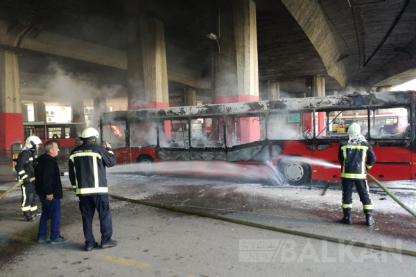 Üsküp’te özel halk otobüsü yandı