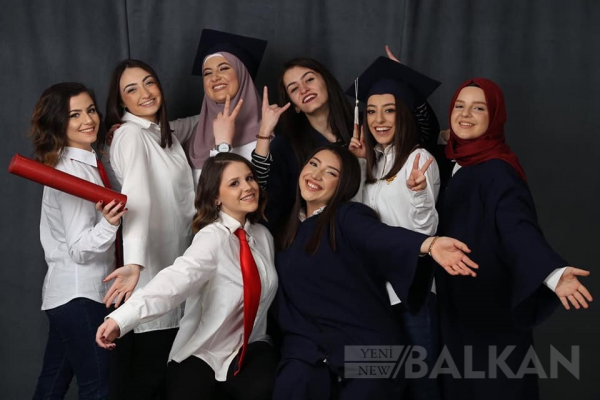 Dr. İbrahim Temo lisesi mezunları “Türkçe” bayrağını gururla taşıdı
