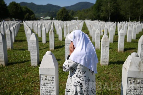 Srebrenitsa'da yaşanan soykırımın acısı tazeliğini koruyor