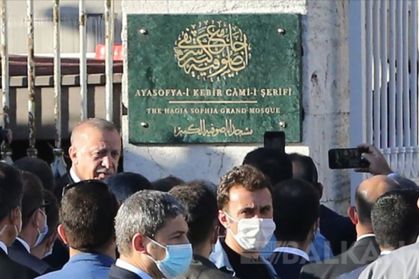 Ayasofya Camii'ne 'Ayasofya-i Kebir Cami-i Şerifi' tabelası asıldı