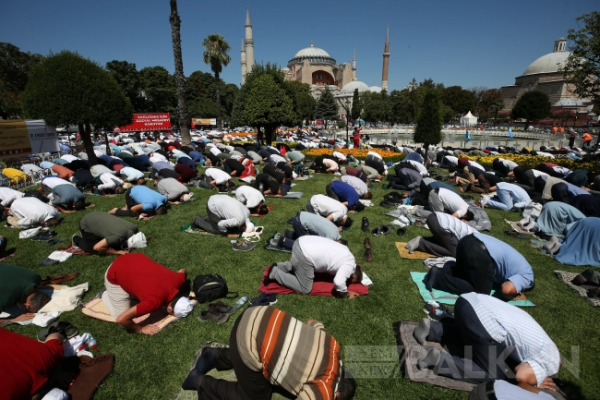 Yunanistan'da Ayasofya-i Kebir Camii'nde cuma namazı kılındığı sırada matem çanları çaldı