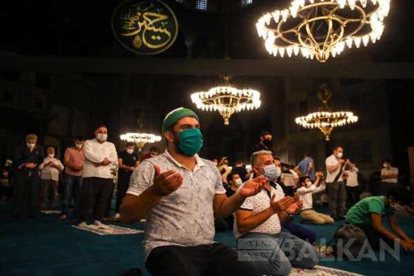 Ayasofya-i Kebir Cami-i Şerifi açılışının ikinci gecesinde de yoğun
