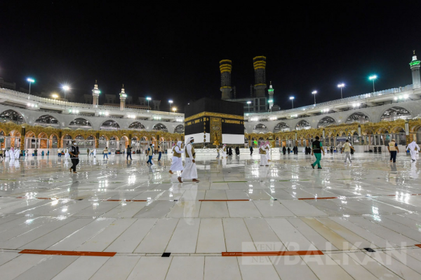 Kabe'de sosyal mesafe kuralıyla tavaf başladı