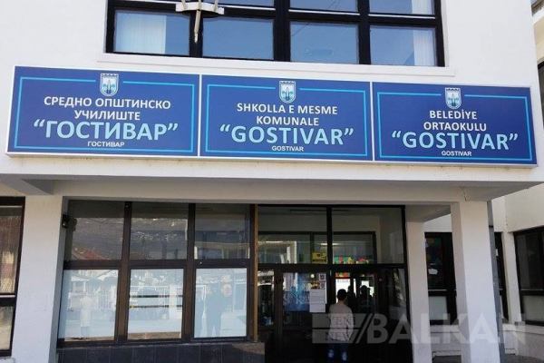 Gostivar Belediye Lisesi öğretmenleri uzaktan eğitime karşı