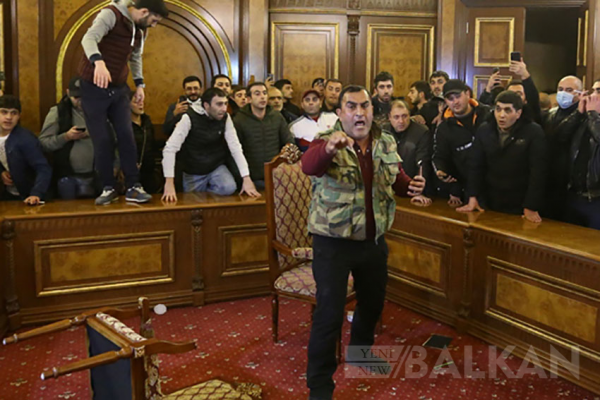 Ermenistan'da halk parlamentoyu bastı, Paşinyan'ın odasına girdi