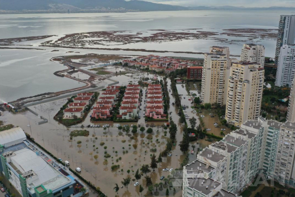 Yağış sonrası İzmir'de deniz karayla birleşti