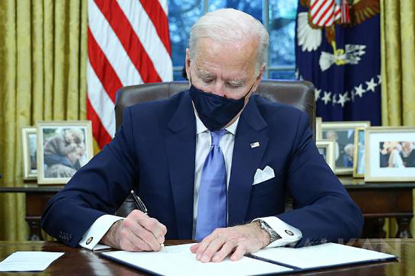 Biden, Trump’ın izlerini silmeye başladı