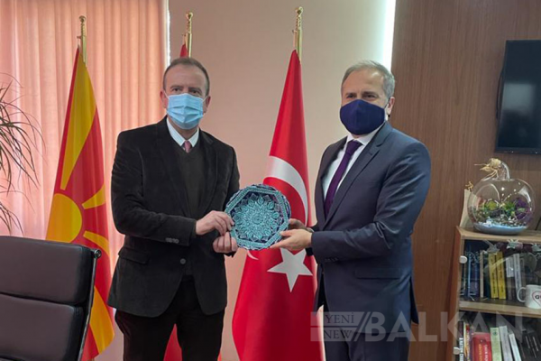 Büyükelçi Sekizkök Gostivar Belediye Başkanı Taravari ile görüştü