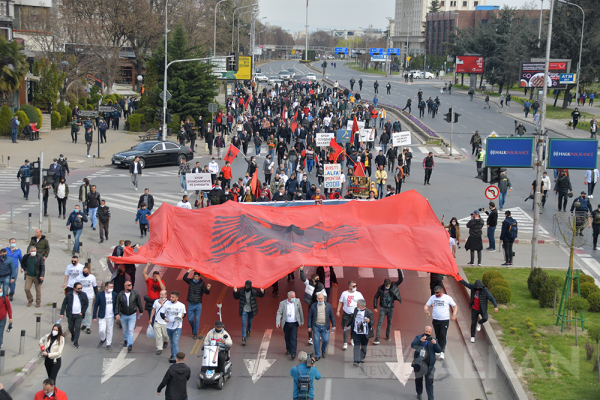 Monstrum davası kararı protesto edildi