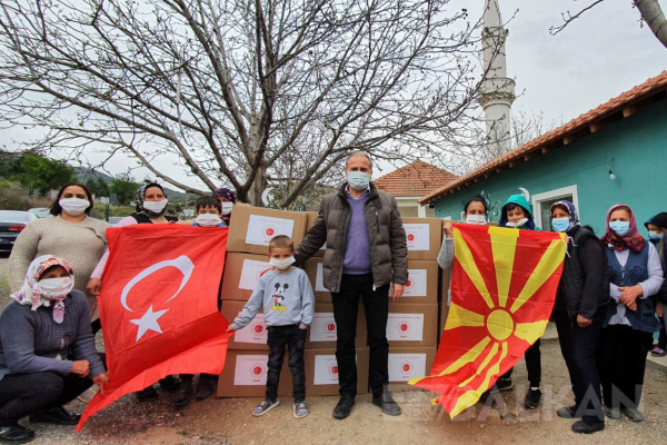 Büyükelçi Sekizkök Köprülü ve Koreşnica’da iaşe kolisi dağıttı