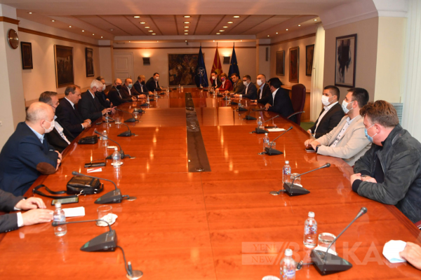 İktidar ortakları Zaev’in istifasına karşı çıktı