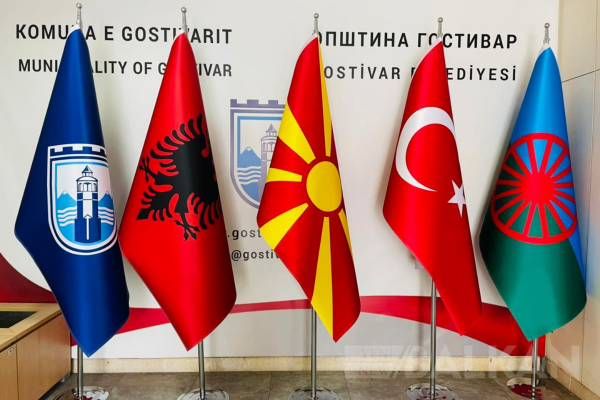 Gostivar’da yaşayan etnik toplulukların bayrakları belediye binasına konuldu