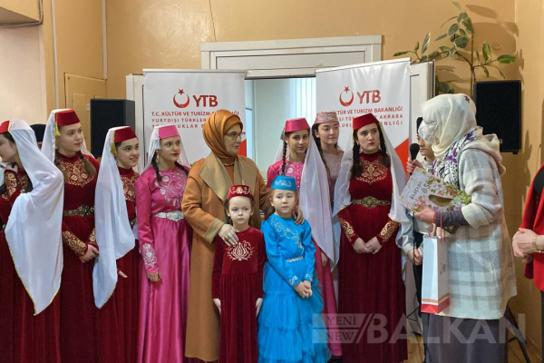 Cumhurbaşkanının eşi Emine Erdoğan, YTB’nin desteği ile hazırlanan Kırım Tatarca çocuk kitaplarını Ukrayna’da miniklere hediye etti 