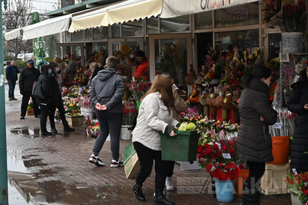 Çiçekçi ve hediyelik eşya mağazalarında 8 Mart yoğunluğu
