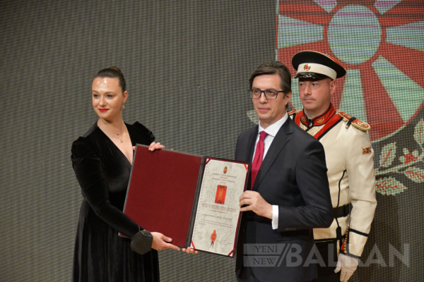 Cumhurbaşkanı Pendarovski Türk Tiyatrosuna liyakat nişanını takdim etti
