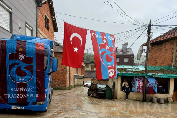 Yukarı Banisa bordo mavi renklerine büründü