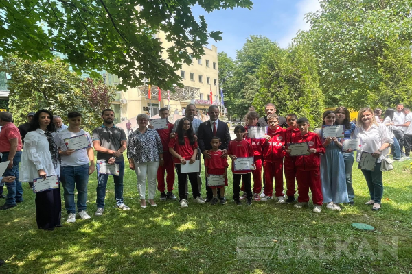 Çayır Belediyesi tarafından Tefeyyüz ilkokulunun başarılı öğrencilerine takdirname verildi