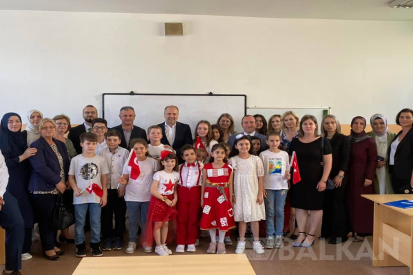 Büyükelçi Sekizkök, “Yaşar Bey Şkupi” ilkokulunun yıl sonu programına katıldı