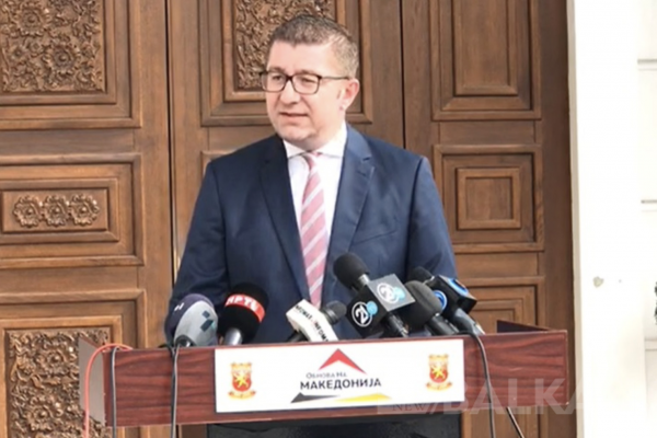 Mickoski Anayasa değişikliği için referandum talep etmeyi düşünüyor