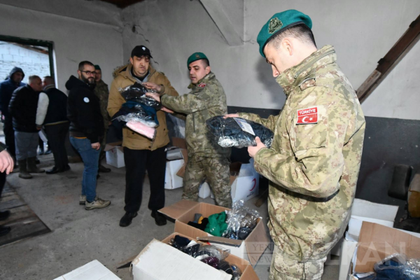 Türk askerinden Kosova’da selzedelere yardım