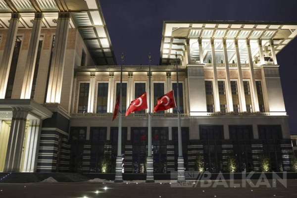 Milli yas ilan edilmesinin ardından Türk bayrakları yarıya çekildi