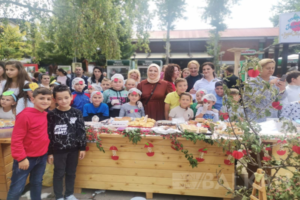 Resne’de düzenlenen 14. Geleneksel Elma Toplama Festivali büyük ilgi gördü