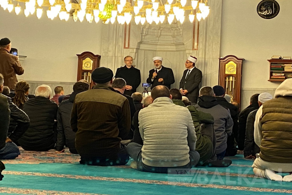 AYA SOFYA BAŞ İMAM-HATİBİ GOSTİVAR SAAT CAMİİ CEMAATİNE SABAH NAMAZINI KILDIRDI
