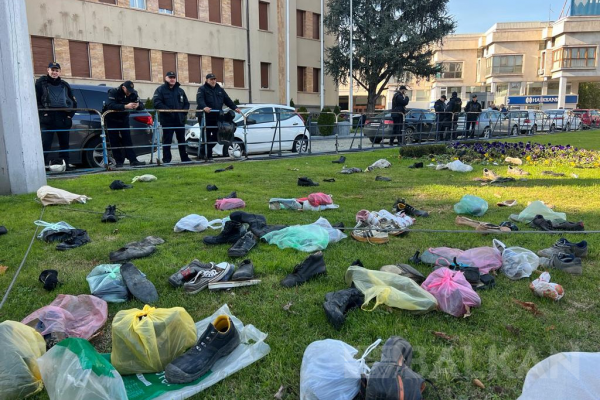 Emeklilerden devlet yetkililerine karşı ayakkabılı eylem