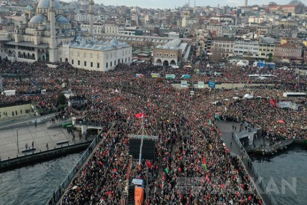 İstanbul'da on binlerin katıldığı tarihi yürüyüş başladı