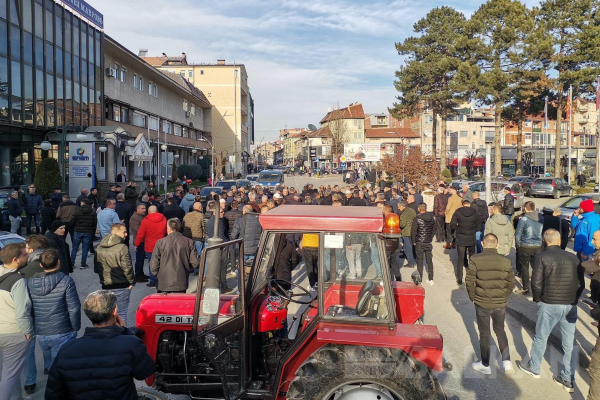 Banisalılar yetkililerden olumlu yanıt alana kadar yol kapatma eylemini kesintisiz sürdürecek