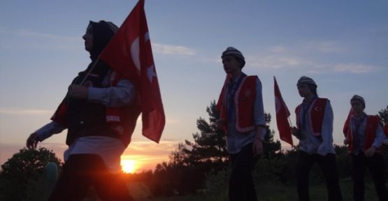   Çanakkale'de 10 Bin Türk Dedelerinin İzinde Yürüdü
