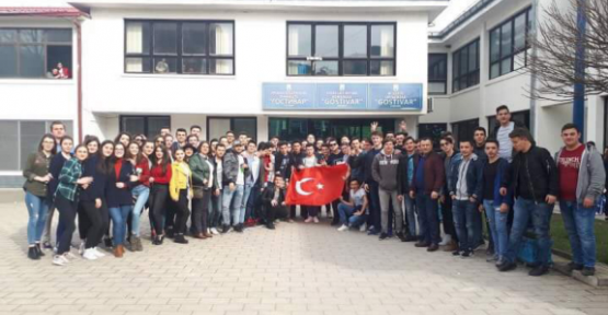   Gostivar Belediye Lisesi Öğrencilerinden Bayrak Provokasyonuna Tepki