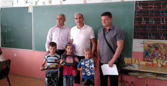 Karbintsi Belediye Başkanı Türk Öğrencilere Kırtasiye Malzemeleri Hediye Etti 