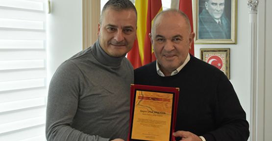 MATTO Başkanı Aydoğan Ademoski’den Roche Temsilcisi Apaydın’a Plaket