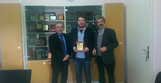 Üsküp Türk Tiyatrosu’ndan Tefeyyüz İlkokuluna Plaket 