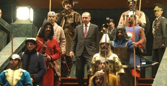 Türkiye Cumhurbaşkanı Erdoğan, Konuğunu 16 Türk Devlettin 16 Askeri ile Karşıladı