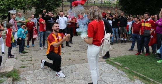 Üsküplü Fatih Makedonya-Türkiye Maçı Öncesi Sözlüsüne Evlenme Teklif Etti